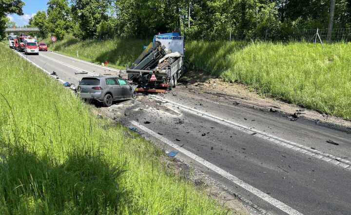 2025 verstarben auf Thurgauer Strassen zwei Personen bei Verkehrsunfällen, so wenige wie noch nie zuvor. Bei diesem Unfall in Roggwil verstarb ein Autofahrer im Mai bei einer Frontalkollision auf dem Autobahnzubringer. Fotos: Kapo TG 2025 verstarben auf Thurgauer Strassen zwei Personen bei Verkehrsunfällen, so wenige wie noch nie zuvor. Bei diesem Unfall in Roggwil verstarb ein Autofahrer im Mai bei einer Frontalkollision auf dem Autobahnzubringer. Fotos: Kapo TG