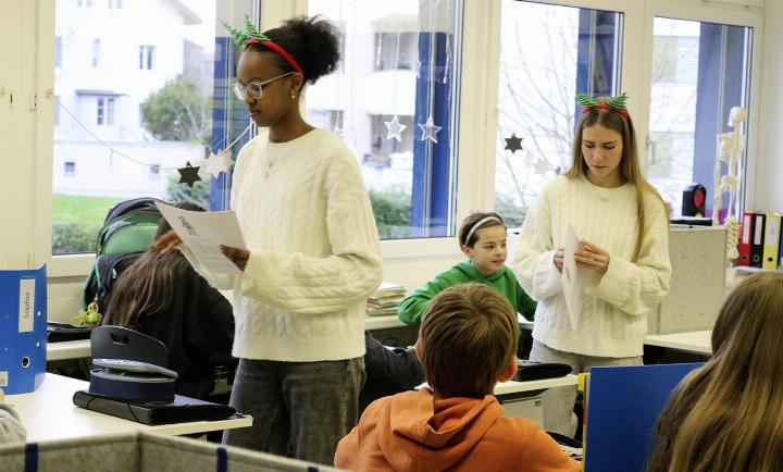 Kinder anleiten: Die älteren Schülerinnen Zoë Meisslitzer und Sahra Dinii bewegen sich mit ihrem Projekt in der Schule. Fotos: Markus Bösch