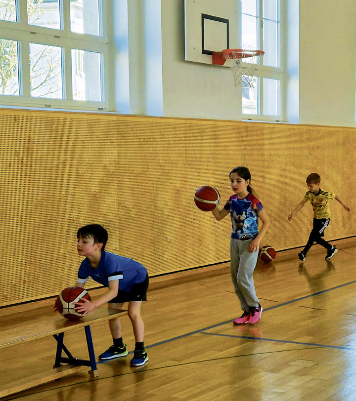 Im Rahmen des «Ferienpasses» konnten die Kinder an einer Basketballlektion teilnehmen. Foto: Lucia Leonardi