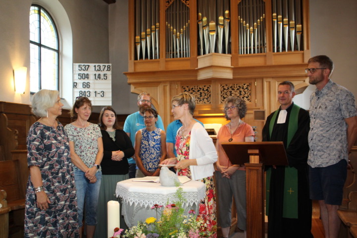 Jeannette Tobler (Mitte) setzt Silke Petermann (links) feierlich ins Pfarramt ein, begleitet von der ganzen Kirchenvorsteherschaft. Fotos: Trudi Krieg