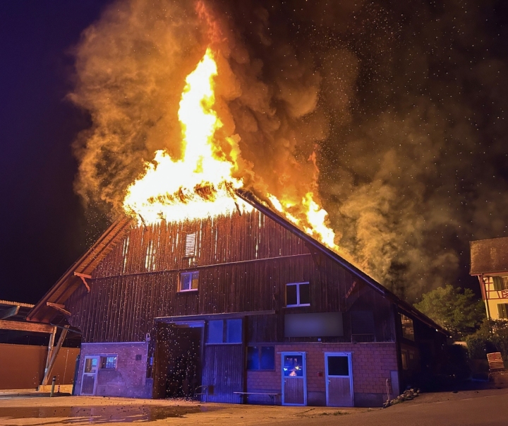 Bei einem Brand im Weiler Wertbühl bei Mettlen wurde am 27. Mai 2025 eine Scheune mit Hofladen zerstört. Der Sachschaden belief sich auf mehrere hunderttausend Franken. Die Kantonspolizei Thurgau ermittelte in Zusammenarbeit mit der Staatsanwaltschaft die Brandursache Brandstiftung sowie einen Tatverdächtigen. Bilder Kapo TG