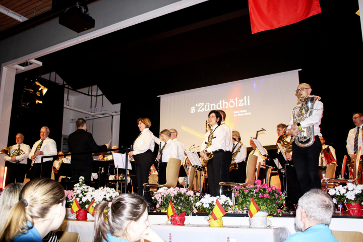 «Suiza Olé»: Das Unterhaltungskonzert von Musikverein und Jugendmusik bot feurige Rhythmen aus Spanien und Rassiges aus der Schweiz. Fotos: Trudi Krieg