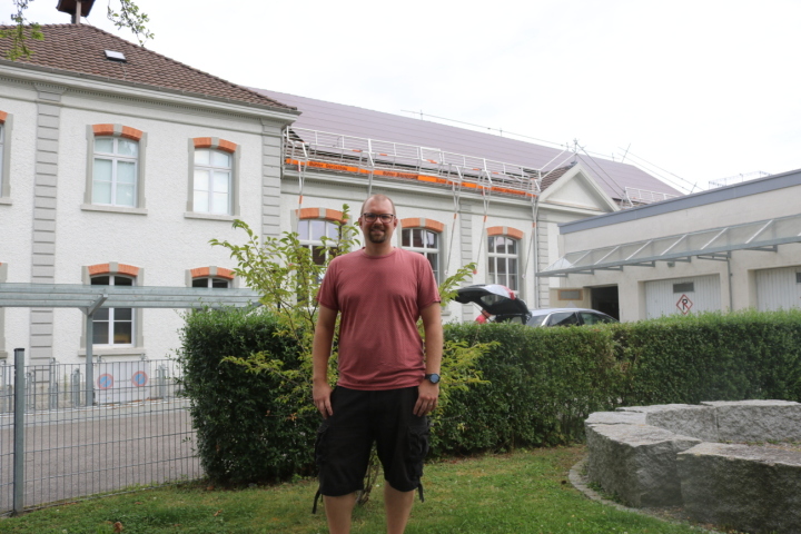 Schulen haben Vorbildwirkung, auch in der Energieversorgung: Christian Stumpf zeigt die neue Solaranlage auf dem Dach der Alten Turnhalle. Fotos: Markus Bösch