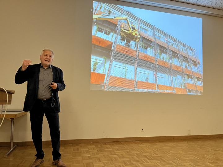 Seine Bilder sind Beispiele für «Good news»: «Natur in der Stadt ist nötig, möglich und bringt Lebensqualität», sagt Conrad Amber. Fotos: Markus Bösch