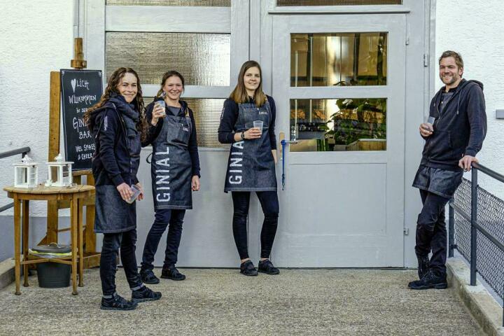 Sie freuen sich auf ihre Gäste am neuen Standort der Ginial-Bar: Jenny Strohmeier, Daniela Andys, Ale Kohlbrenner, Cello Fisch. Fotos Diana Strohmeier