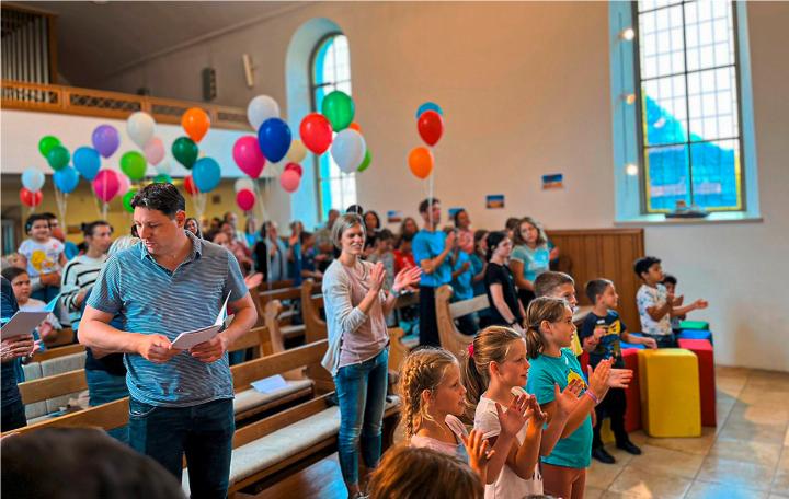 Kunterbunte Ballone und fröhliche Gesichter: Ein gelungener Start der ersten Kirche Kunterbunt. Foto: Katrin Herbst
