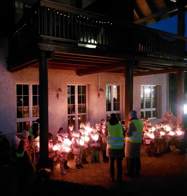 Kindergartenkinder und Spielgruppenkinder der Uttwiler «Rasselbandi» mit ihren handgeschnitzten Räben und liebevoll gebastelten Laternen. Fotos: Cindy Steiger