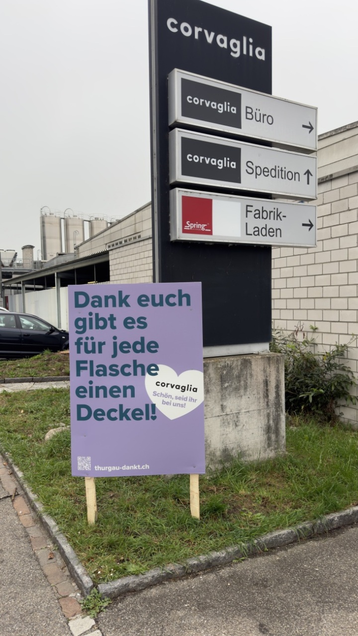 Die Plakate der Kampagne stehen vor ausgewählten Thurgauer Unternehmen. Fotos: 