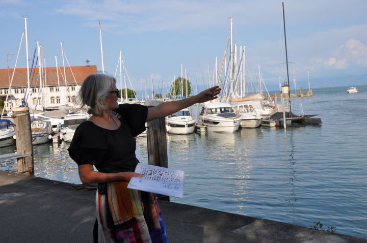 Tina Arndt zeigt hinüber zum Kornhausgebäude mit Restaurant und Wohnungen und erläutert die Veränderungen im Hafenareal. Fotos: Andreas von Bergen