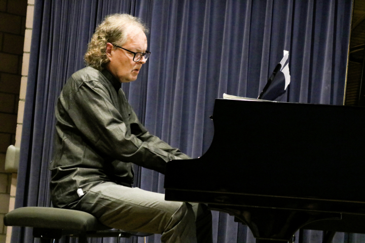 Martin Preisser als Solist am Klavier... – 