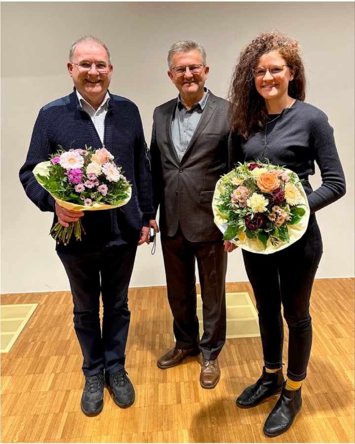 Präsident Urs Oberholzer (Mitte) verabschiedet Peter Schmid und begrüsst neu Tabea Steiger im Spitexvorstand. Foto: Markus Bösch