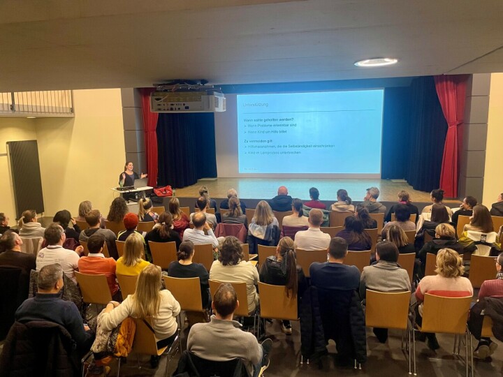 Sandra Moroni, Expertin für Erziehungs- und Sozialwissenschaften, referierte zum Thema «Hausaufgaben – geben, erledigen, betreuen». Foto: Paul Schnoz