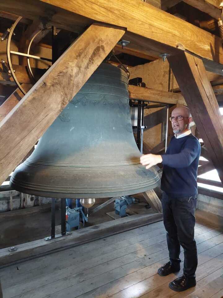 Geschichten zur Geschichte gabs bei den Führungen von Pfarrer Christian Herbst durch den Uttwiler Kirchturm bis zum Glockenstuhl. Foto. Kirchgemeinde Uttwil