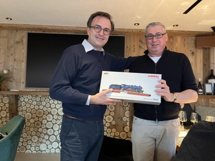 David H. Bon (links) freut sich über sein Abschiedsgeschenk − eine limitierte Ausgabe einer S 3/6-Dampflokomotive − aus den Händen von Beat Hirt, Vize-Stiftungsratspräsident. Foto: Stiftungsrat Historisches Bahnhof-Ensemble Romanshorn