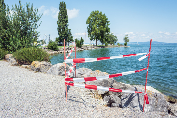 Absperrung wegen Unterspülung: Hochwasser und Wellenschlag machen dem Seeufer zu schaffen. Bild: Rolf Müller/Stadt Romanshorn