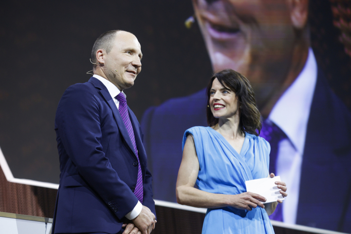 Thomas Koller, Vorsitzender der TKB-Geschäftsleitung, im Gespräch mit Moderatorin Mona Vetsch. Fotos: zVg. TKB