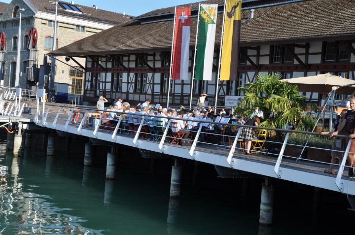 Blasmusikkonzert unter den grossen Flaggen auf der Hafenplattform. Fotos: Andreas von Bergen