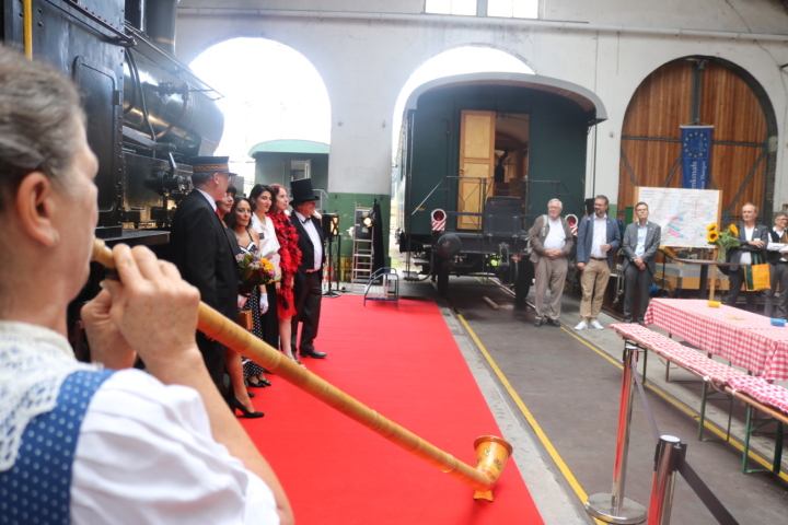 Als Zeitzeugen ankommen in einem Bauzeugen der Vergangenheit: Der Tag des Denkmals wurde im Locorama eröffnet. Fotos: Markus Bösch