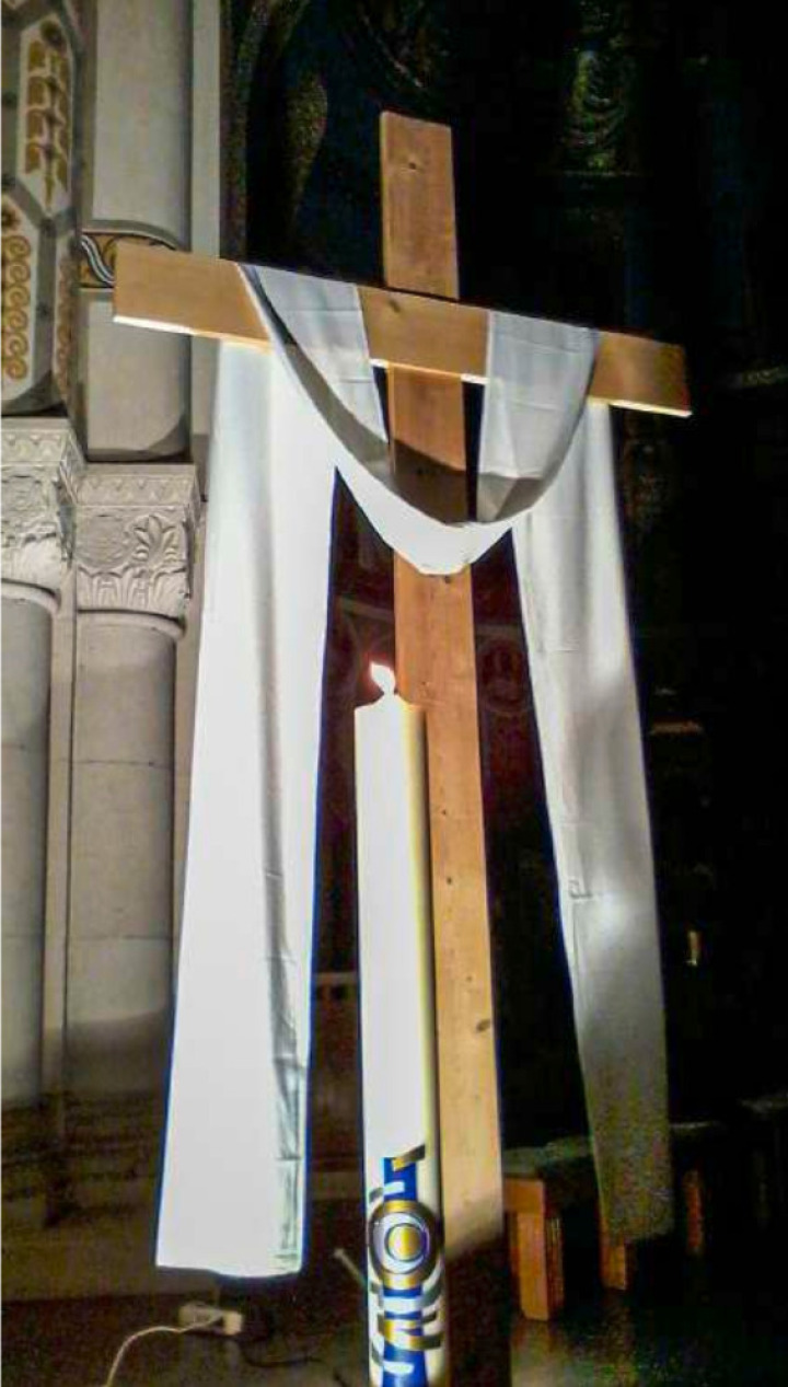Grosse Osterkerze mit weissem Tuch über dem Kreuz als Zeichen für die Auferstehung. Fotos: Gaby Zimmermann
