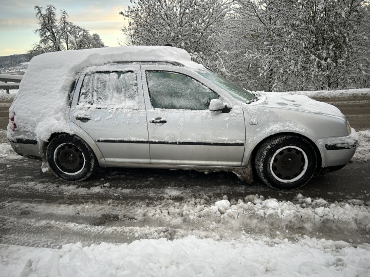 Die Fahrzeuge müssen vor der Fahrt von Schnee und Eis befreit werden. (Bilder: Kantonspolizei Thurgau)