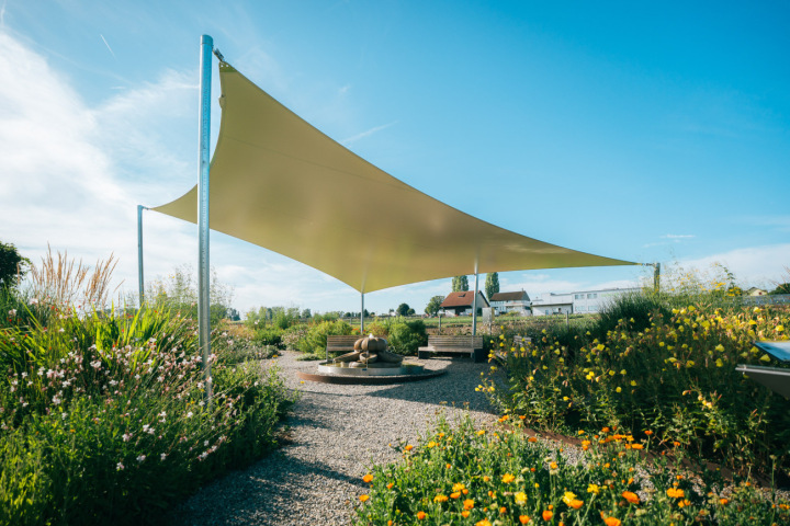 Das neue Sonnensegel im Arzneigarten in Uttwil spendet Schatten und lädt zum Verweilen ein.