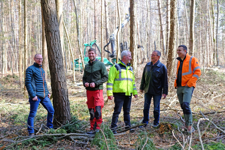 Bei der Produktion des Rohstoffs Holz sind unterschiedliche Akteure beteiligt, wie das Beispiel im Forstrevier Wellenberg zeigt: Beat Schmid, Waldverwalter der Bürgergemeinde Felben-Wellhausen, Philipp Eigenmann, Revierförster im Forstrevier Wellenberg, Andreas Guhl, Präsident Wald Thurgau, Martin Aebersold, Präsident Bürgergemeinde Felben-Wellhausen und Urs Fuchs, Betriebsleiter Forstbetrieb Fortuso. Foto: zVg.        