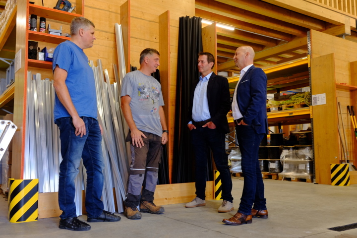Michael Kysela, Geschäftsführer der Solarbau Lowel GmbH, Andrii Bovt, Teilnehmer des Angebots «Beratungsinsel S», Niklaus Zimmermann, Co-Geschäftsführer der Stiftung Zukunft Thurgau, und Oliver Lind, Leiter Fachstelle Integration, im Gespräch.