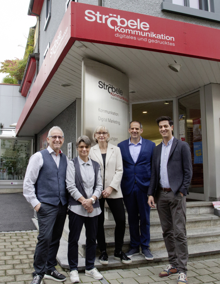 Freuen sich, dass die Geschichte der Ströbele AG weitergeschrieben wird: von links: Stefan Ströbele, Andrea Ströbele, Franziska Cavelti, Markus Wilda, Claudio Cavelti. Foto: zVg.