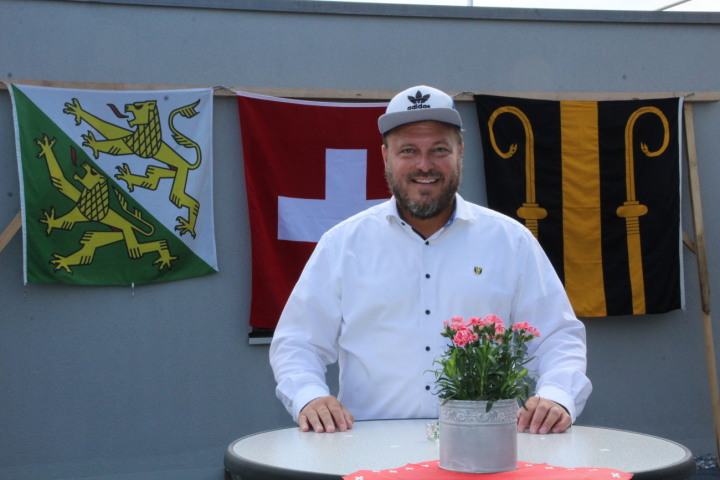 Humorvoll, mit seriösem Hintergrundgedanken: Salmsachs Gemeindepräsident Patrik Forrer drückte die Werte der Schweiz auch mal im Slang der Jugend aus, mit Cappy. Fotos: Trudi Krieg