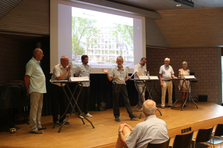 Die Teilnehmer und die Teilnehmerin des Podiums diskutieren kontrovers zum geplanten «Stadthaus » (von links): Ueli Weideli, Christian Hug, Dominik Bueckers, Markus Bösch (Moderation), Roger Martin, Heinz Weder und Sandra Randegger. Foto: PD