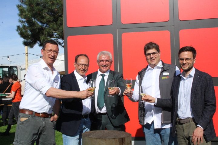 Anstossen auf eine gelungene GEWA: Gewerbevereinspräsident Roland Kauderer, OK-Co-Präsident Theo Naef, Gemeindepräsident Emil Müller, OK-Co-Präsident Christian Lüthi und Rolf Schläpfer, Vorstandsmitglied des Thurgauer Gewerbeverbands. Fotos: Trudi Krieg