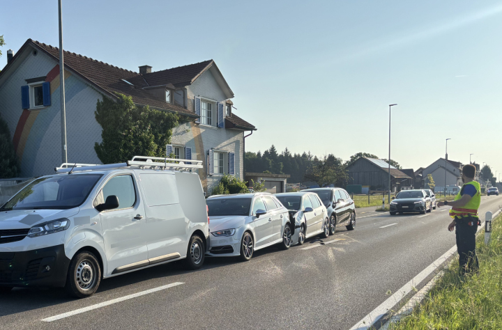 Der Fahrer des Autos an zweiter Stelle wurde leicht bis mittelschwer verletzt. Die anderen Unfallbeteiligten blieben unverletzt. (Bild: Kantonspolizei Thurgau)