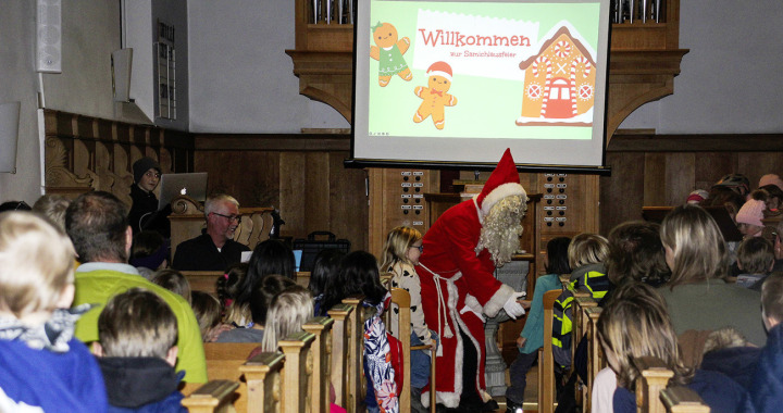 Der Samichlaus hatte an der Feier in der Kirche in Salmsach alle Hände voll zu tun, bei so vielen Besuchern. Fotos: Trudi Krieg