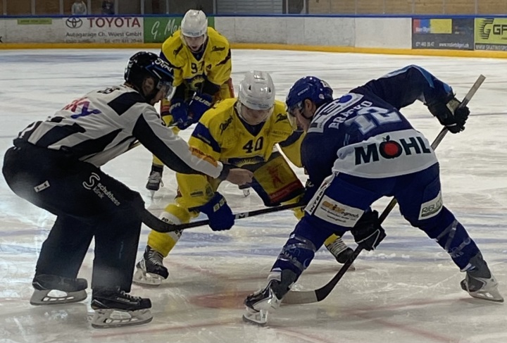 Die PIKES unterliegen im Testspiel im EZO gegen die «sky Swiss League»-Mannschaft EHC Arosa mit 0:7. Foto: Hansruedi Vonmoos