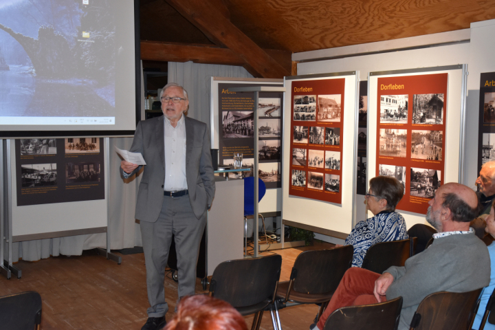 Max Brunner spricht einleitende Worte zur Ausstellung. Fotos: Hansjürg Oesch