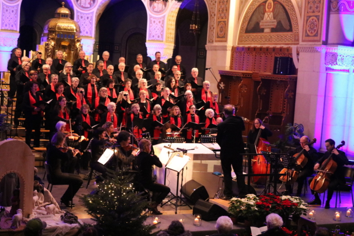 Das achte Weihnachtssingen: Roman Lopar erfreute mit Chören und «Weihnachtsorchester» die Besucherinnen und Besucher. Fotos: Markus Bösch