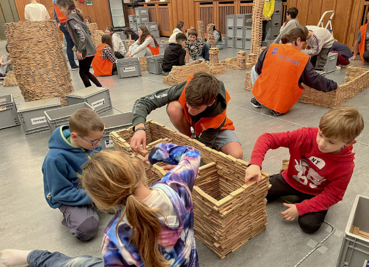 Fünf Stunden haben die Kinder an ihren Kunstwerken gebaut. Fotos: Rachel Maag Fünf Stunden haben die Kinder an ihren Kunstwerken gebaut. Fotos: Rachel Maag