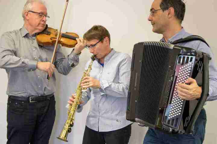 «Das Trio»: Edward Ebersold (Violine, Bratsche); Martina Oertli (Gesang, Fagott, Klarinette, Saxofone, Chalumeau); Paolo D’Angelo (Akkordeon). Foto zVg.