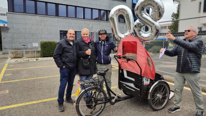 Sie feiern zusammen mit Firmeninhaber Stefan Ströbele (rechts) 80 Jahre bei Ströbele Kommunikation (v. l.): Gianfranco Merella (30 Jahre), Daniela Rettenbacher (30) und Francesco Caldarola (20). Foto: Martina Ströbele Sie feiern zusammen mit Firmeninhaber Stefan Ströbele (rechts) 80 Jahre bei Ströbele Kommunikation (v. l.): Gianfranco Merella (30 Jahre), Daniela Rettenbacher (30) und Francesco Caldarola (20). Foto: Martina Ströbele