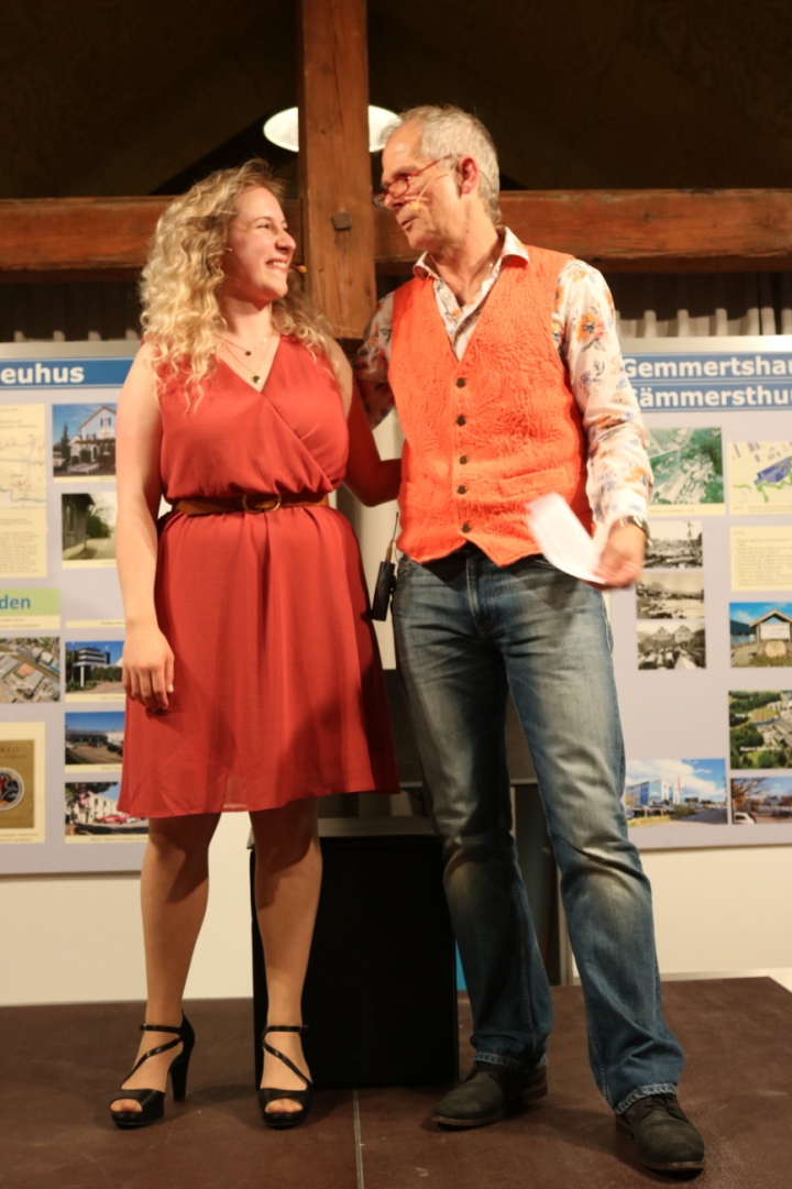 Hier ein Lied, da ein Vers: Gemeinsamer Auftritt von Simona Meyer und Christoph Sutter im Museum. Fotos: Markus Bösch