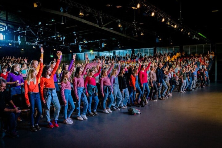 Gesucht werden singfreudige 12- bis 18-Jährige, die Lust auf mitreissende Songs von Pop über Klassik bis Volkslied, Choreografien und Bodypercussion haben. Foto: zVg.