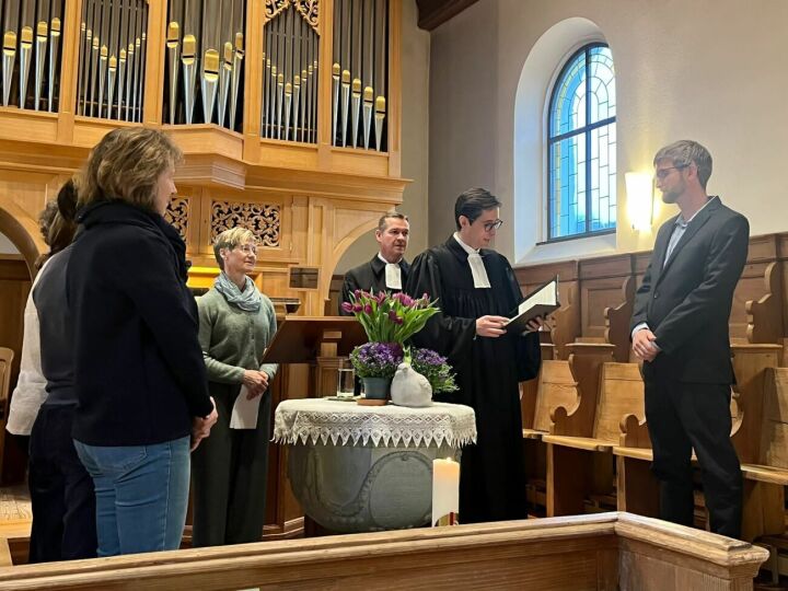 Offizielle Amtseinsetzung von Stefan Maag (rechts) durch Dekan Matthias Maywald. Foto: Rachel Maag