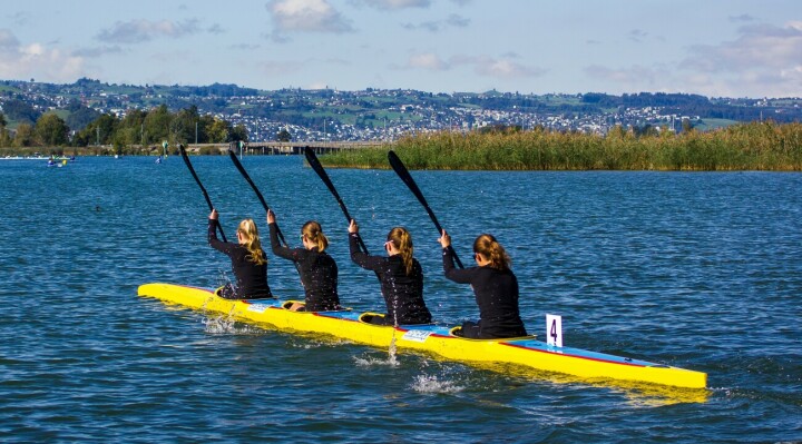 Gut in Fahrt: Der Kajak-Vierer mit Malin Fäh, Stella Kaddur, Zoe Sägesser und Ladina Amherd. Foto: G. Bortolin