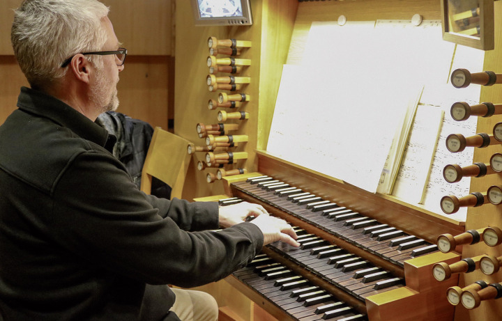 Organist Bruno Sauder an der Metzler-Orgel in der evangelischen Kirche Romanshorn. Fotos: Markus Bösch