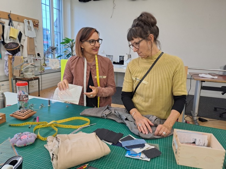Die Helfenden des Reparier-Kafis stehen am Samstag, 10. Mai, in der Betula-Werkstätte am Egnacherweg 2 zum 14. Mal bereit, zu flicken und reparieren, was möglich ist. Foto: Reparier-Kafi Romanshorn