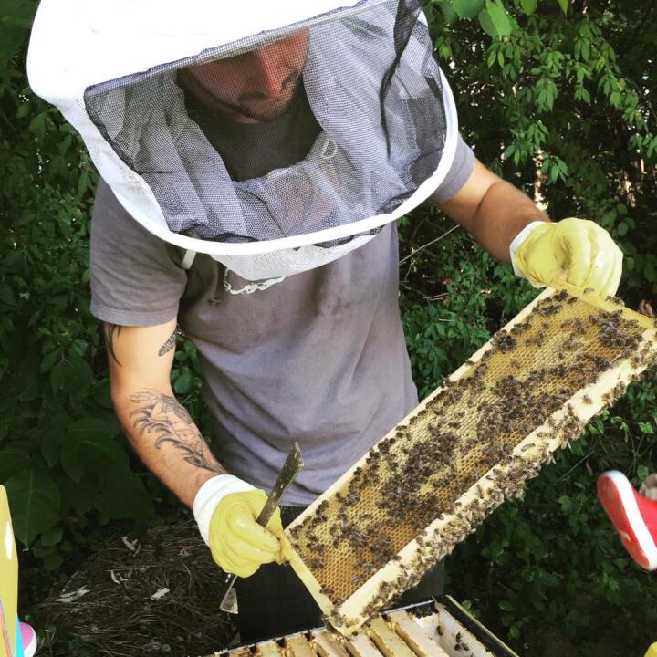 Als Hobbyimker und aus Liebe zu allen Tieren und zur Natur will sich Fabian Sutter auch in der Rehkitzrettung engagieren. Unterstützt wird er mit dem Know-how von Rehkitzrettung Schweiz. Foto zVg. von Fabian Sutter Als Hobbyimker und aus Liebe zu allen Tieren und zur Natur will sich Fabian Sutter auch in der Rehkitzrettung engagieren. Unterstützt wird er mit dem Know-how von Rehkitzrettung Schweiz. Foto zVg. von Fabian Sutter