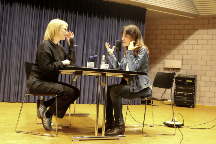 Susanne Giger (rechts) erzählt Rosie Hörler aus ihrem Leben. Fotos: Markus Bösch