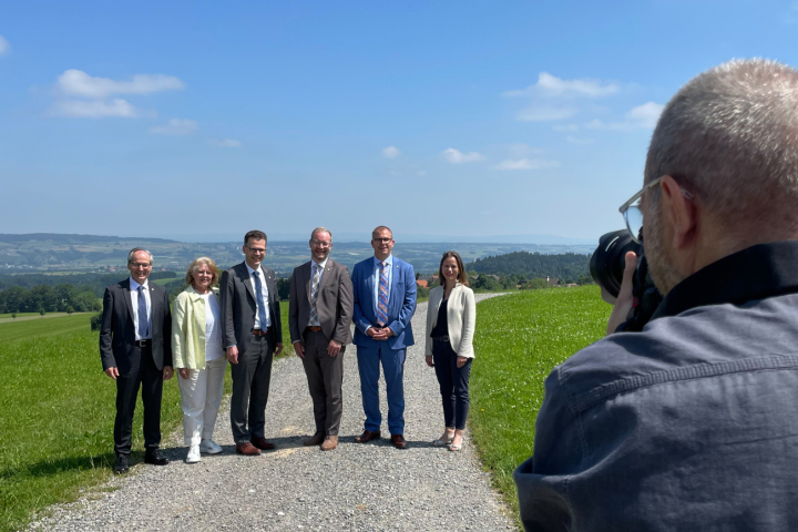 Staatsschreiber Dr. Paul Roth (v. l.), Sonja Wiesmann Schätzle, Dominik Diezi, Regierungspräsident Walter Schönholzer, Urs Martin und Denise Neuweiler. Foto: zVg.