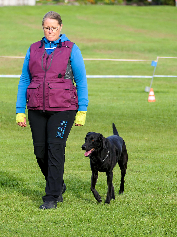 Das teilnehmende Gespann aus Romanshorn: Silvia Gross und ihre Labrador-Retriever-Hündin Chaya. Fotos: Markus Bösch / Marco Gross