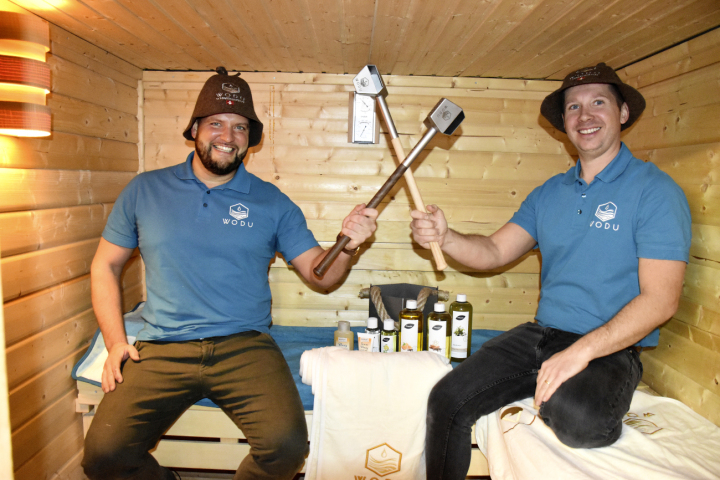 Nold Woitke (links) und Alexander Dubs in der Haussauna. Fotos: Hansjürg Oesch